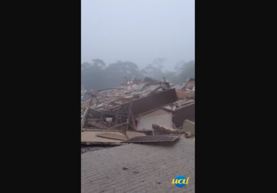 Um prédio desabou em Gramado, na região da Serra do Rio Grande do Sul, na manhã desta quinta-feira (23/11). O edifício fica em Três Pinheiros, onde todos os moradores foram desalojados no último domingo, devido a uma cratera que se abriu em uma avenida na região.

Como o prédio estava vazio, devido a evacuação do bairro no domingo (19/11), o Corpo de Bombeiros informpou que não há registro de vítimas do desabamento. -  (crédito: Redes sociais/Prefeitura de Gramado/Reprodução)