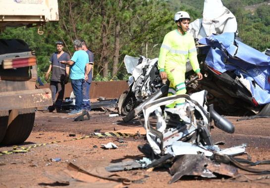 Acidente envolvendo 12 veículos na BR-381, em Igarapé, na Grande BH, deixou um ferido e seis mortos -  (crédito: Leandro Couri / EM / D.A Press)