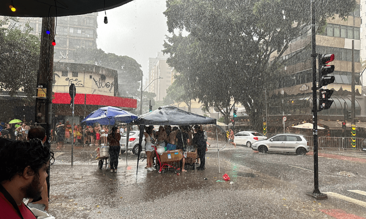 Defesa Civil emite alerta de pancadas de chuva para Belo Horizonte nesta terça-feira (12/12). -  (crédito: Ramon Lisboa /EM/D.A Press)