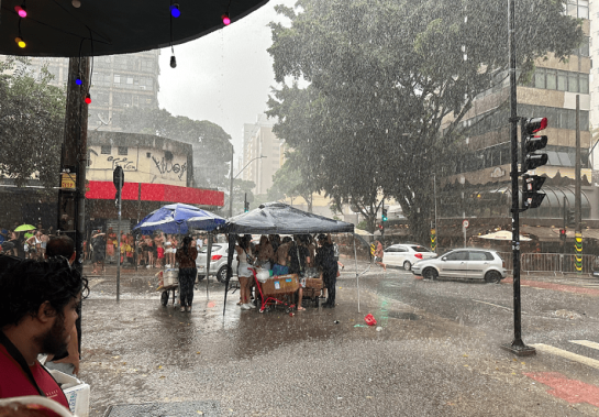 Defesa Civil emite alerta de pancadas de chuva para Belo Horizonte nesta terça-feira (12/12). -  (crédito: Ramon Lisboa /EM/D.A Press)