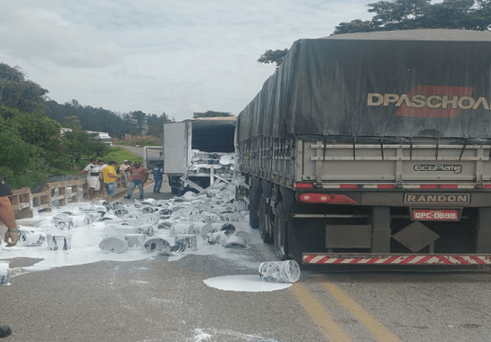 CaminhÃ£o que levava tintas derrama a carga na BR-381 -  (crédito: Redes Sociais/ReproduÃ§Ã£o)