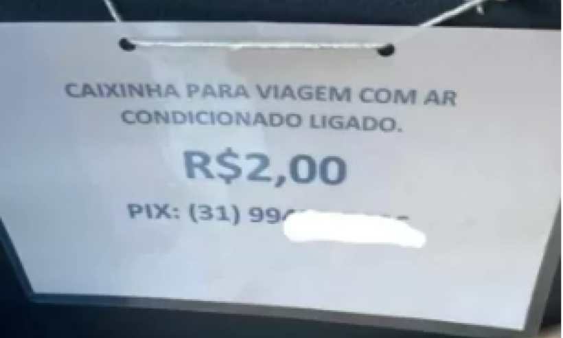 placa de aviso dentro de um carro de aplicativo 