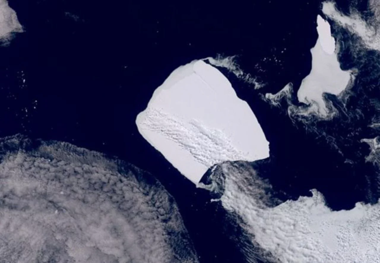 Maior iceberg do mundo se desprende após ficar quase 40 anos encalhado - Copernicus/Sentinel-3/Divulgação