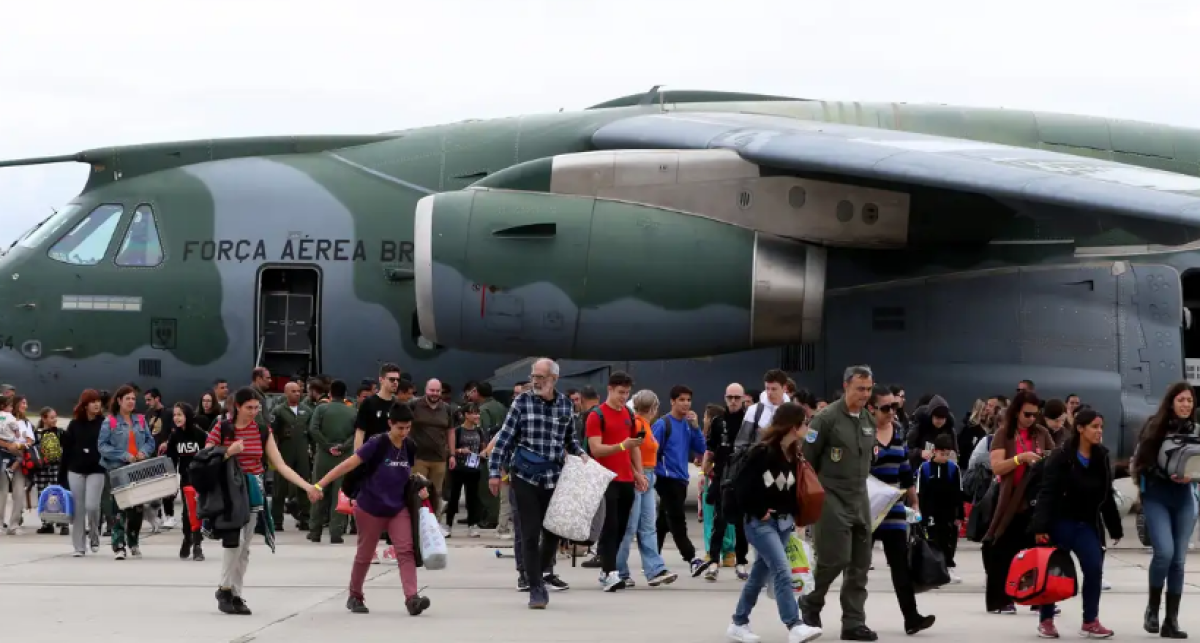 Grupo de 43 brasileiros deixa Gaza e está no Egito esperando avião da FAB