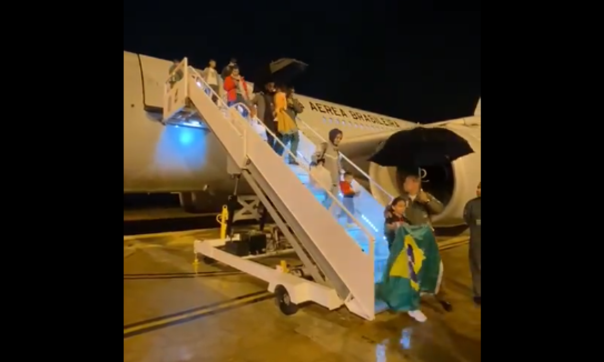 Mais um grupo de repatriados da Faixa de Gaza chegou ao Brasil nesta segunda-feira (11/12) -  (crédito: FAB/Divulgação)