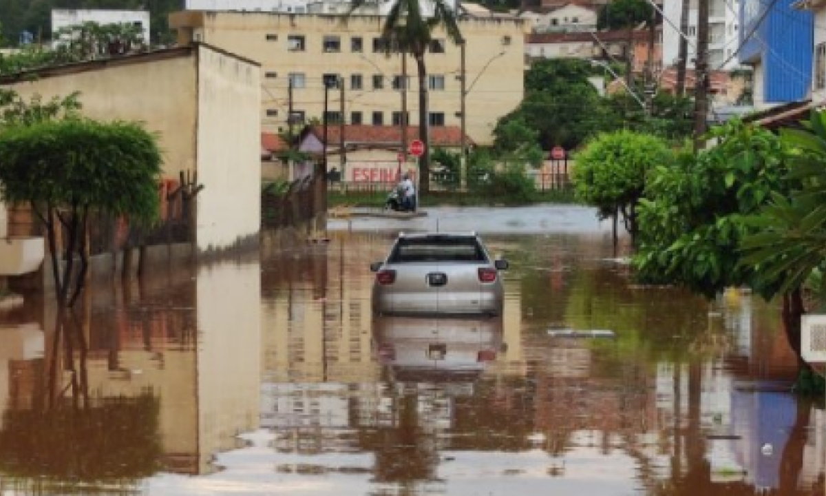 Carro fica ilhado devido as fortes chuva em Patos de Minas -  (crédito: CBMMG/Divulgação)