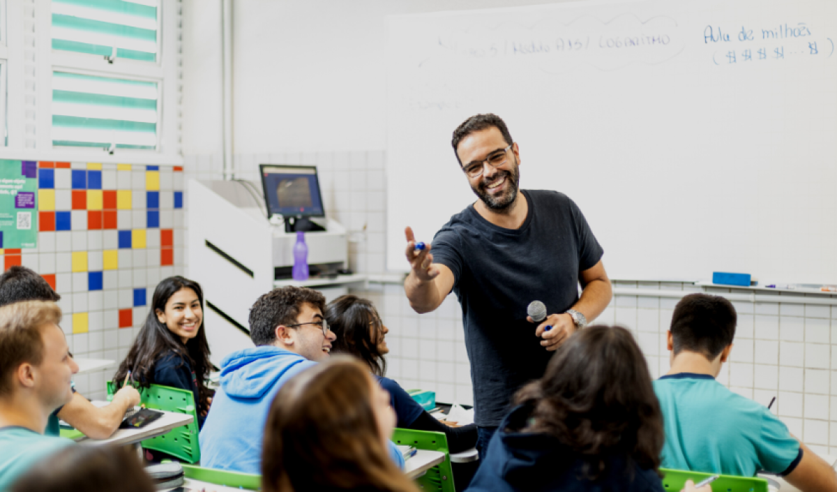 Professor em sala de aula ensinando aos alunos sentados em suas carteiras