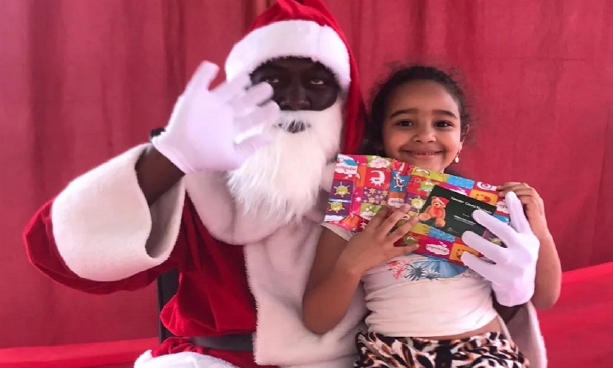 Campanha de Natal: morador do Morro das Pedras recolhe brinquedos para crianças carentes