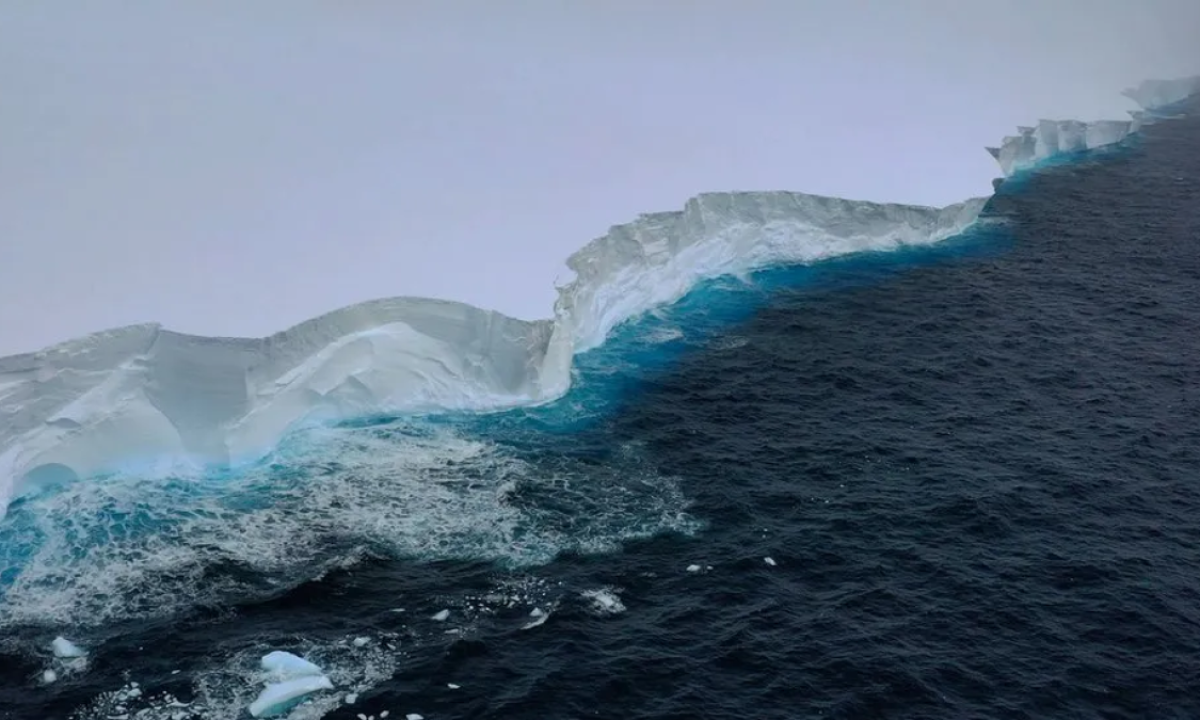 Quando o iceberg começou a se movimentar, após 2020, tornou-se cada vez mais difícil obter medições abrangentes de espessura. No entanto, assumindo uma área de 3.900 km² e uma espessura média total de 285 metros, então A23a tem um volume de 1.113 quilômetros cúbicos e uma massa de 950 bilhões de toneladas -  (crédito: BAS/T.GOSSMAN/M.GASCOYNE/C.GREY)
