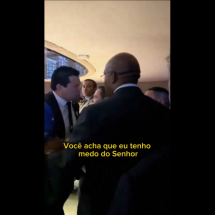 Deputado bolsonarista coloca o dedo na cara de Mourão durante bate-boca - Reprodução/Twitter