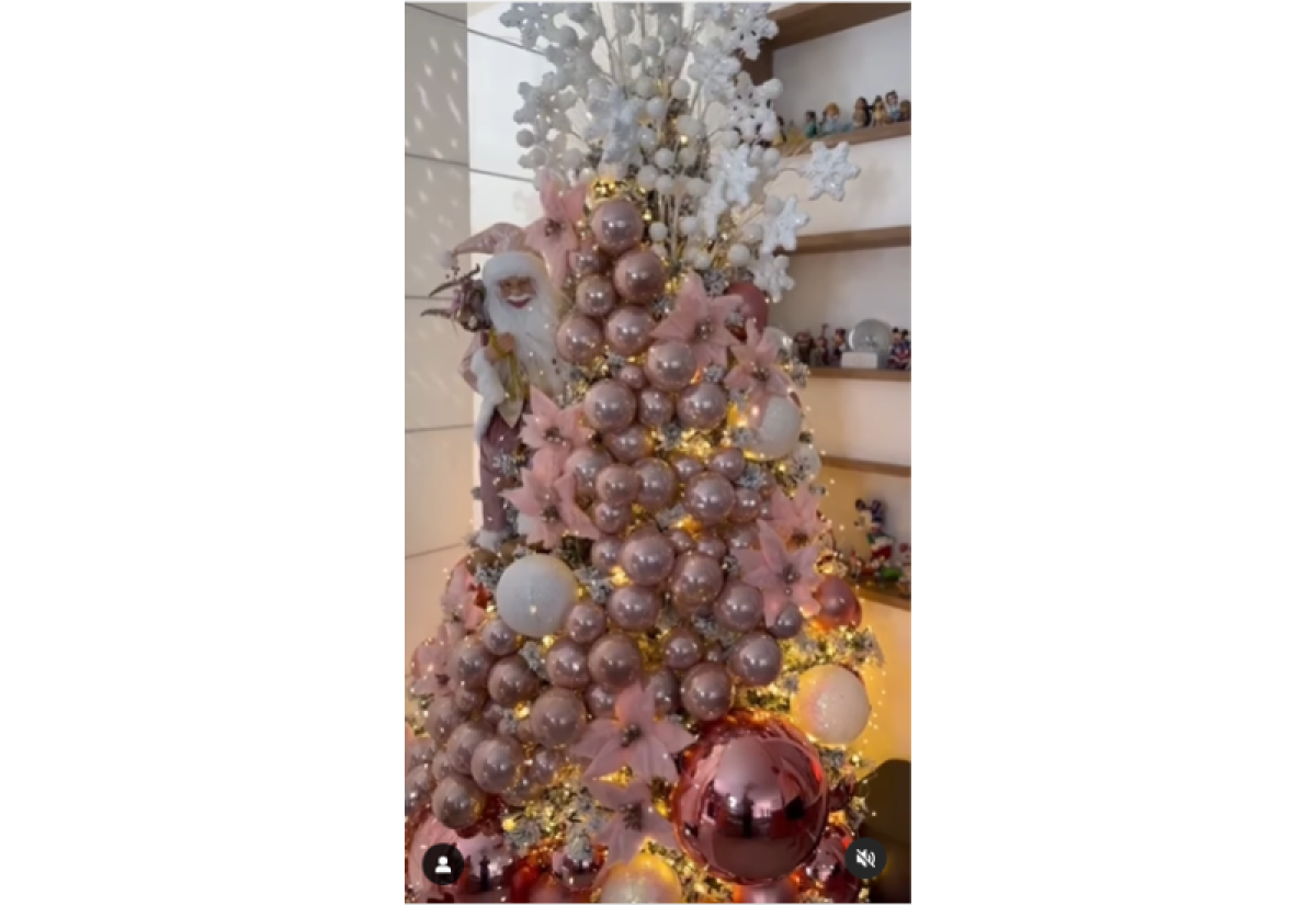 Árvore de Natal de Larissa Manoela tem enfeites rosa-claros