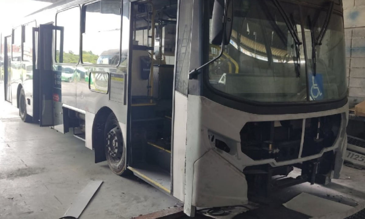 Ônibus está em manutenção após se envolver em um acidente -  (crédito: Reprodução/PBH)