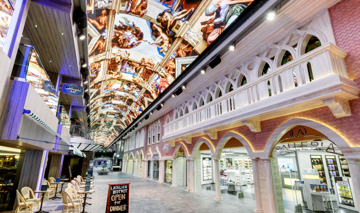 Com belas imagens projetadas no teto de led, a Galleria Grandiosa é o centro social do navio surpreende 