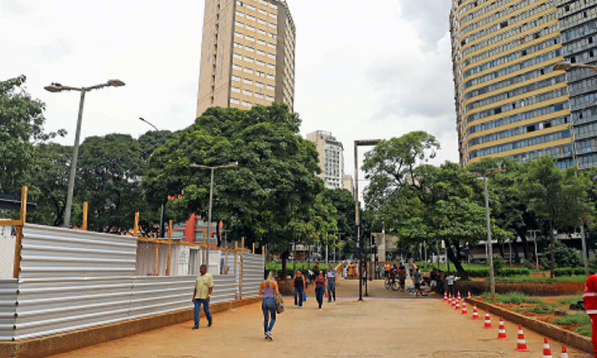 Demolição dos pisos, instalação de mobiliário urbano e paisagismo de canteiros estão entre as intervenções no espaço -  (crédito: Adão de Souza/PBH)