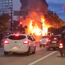 Ônibus incendiado interdita trânsito na Avenida Amazonas, em BH - Redes Sociais / Reprodução