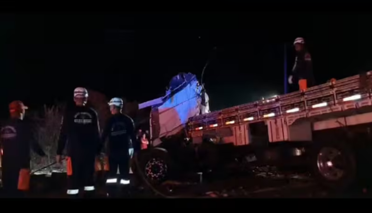 Acidente com micro-ônibus de turismo e caminhão mata 24 pessoas 