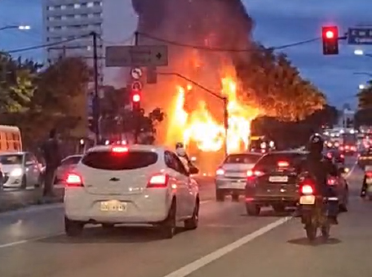 Ônibus incendiado interdita trânsito na Avenida Amazonas, em BH