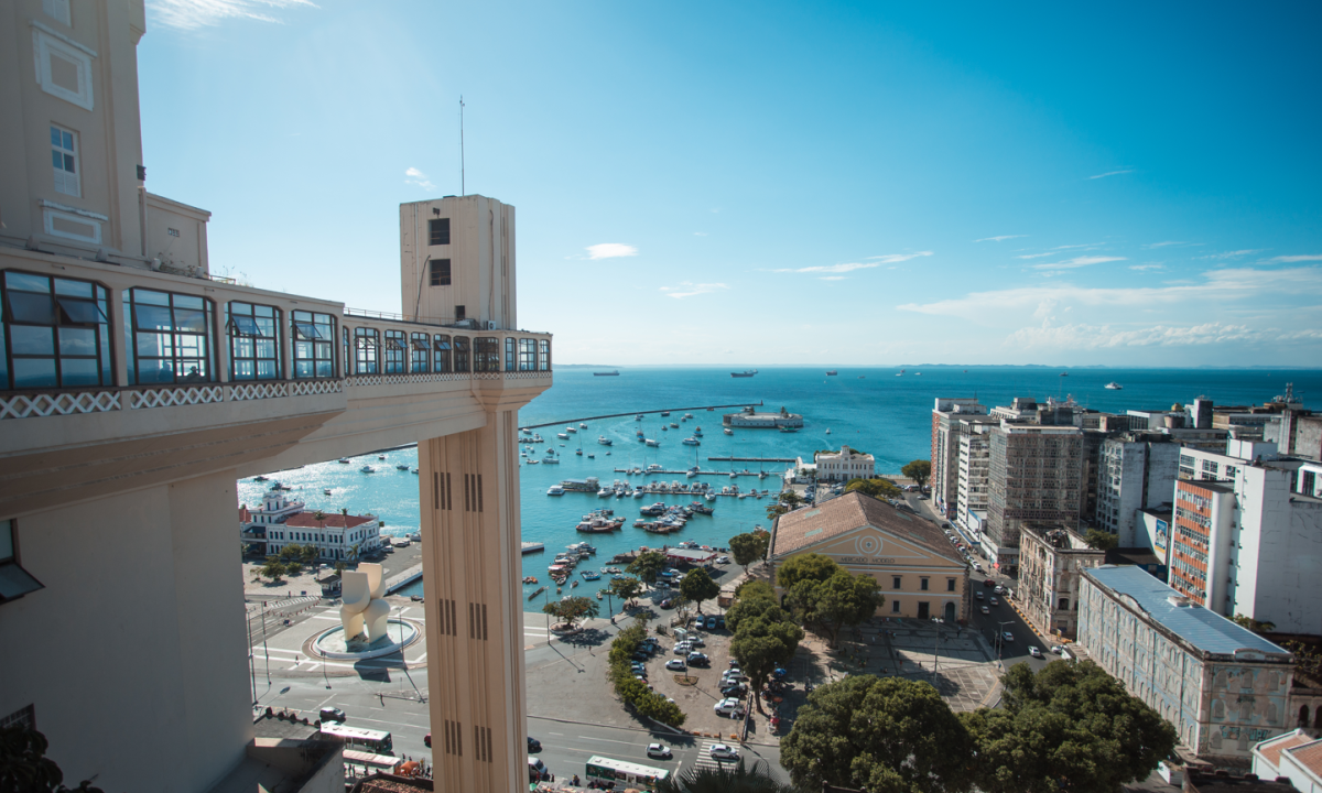 De frente para a Ba&iacute;a de Todos os Santos, o Elevador Lacerda &eacute; cart&atilde;o-postal de Salvador e um dos lugares mais fotografados -  (crédito: M&aacute;rcio Filho/Mtur)