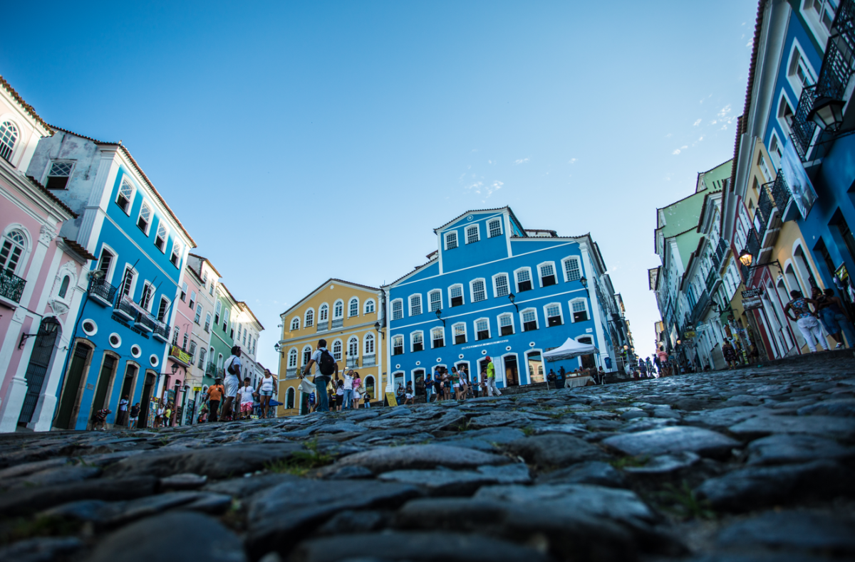 Patrimônio da Humanidade pela Unesco, os sobrados coloridos do Pelourinho, em Salvador, atraem visitantes em busca de história da ancestralidade negra e de diversão