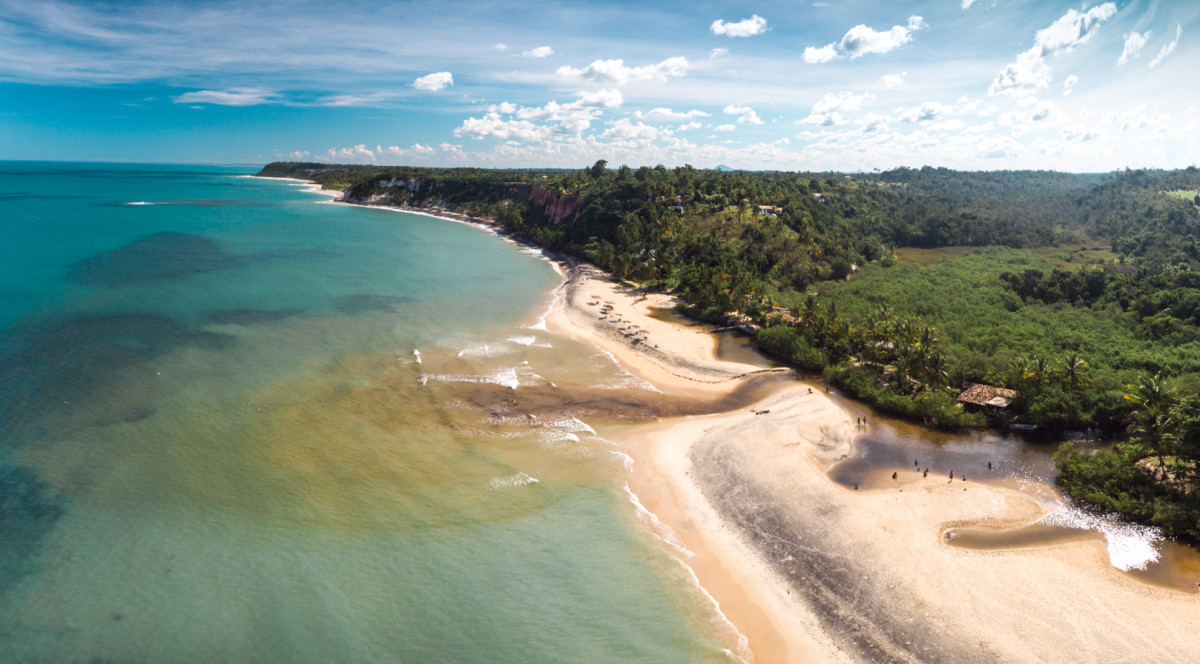 Requintada e famosa, Praia do Espelho, em Trancoso, é aquele paraíso frequentado por celebridades do Brasil e do exterior que se encantam pelo lugar