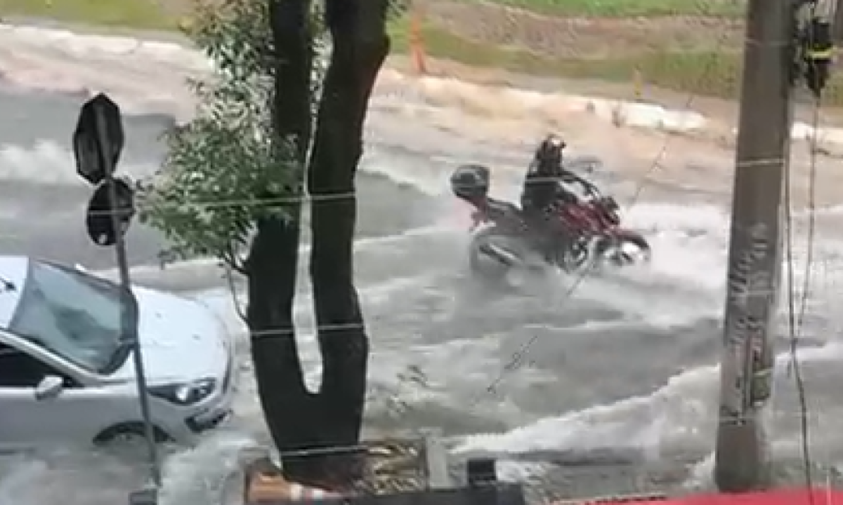 Na Avenida Sebastião de Brito, no Bairro Dona Clara, na Região da Pampulha, um motociclista ficou ilhado e acionou o Corpo de Bombeiros -  (crédito: Redes Sociais / Reprodução )