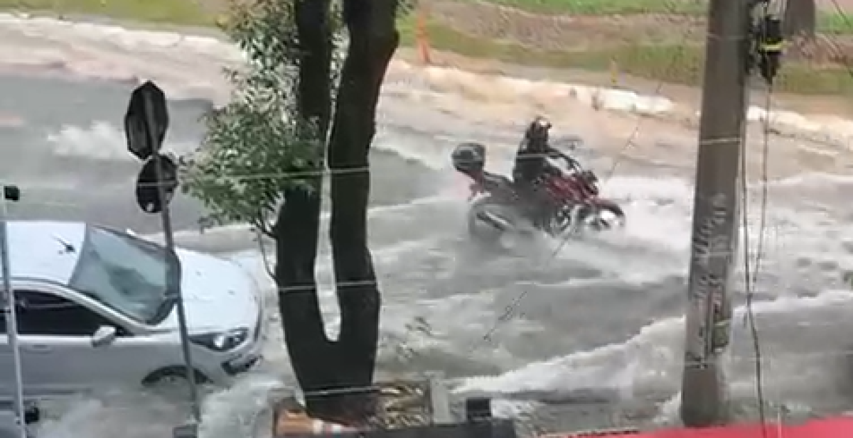 Chuva em BH: água invade estabelecimentos e alaga ruas
