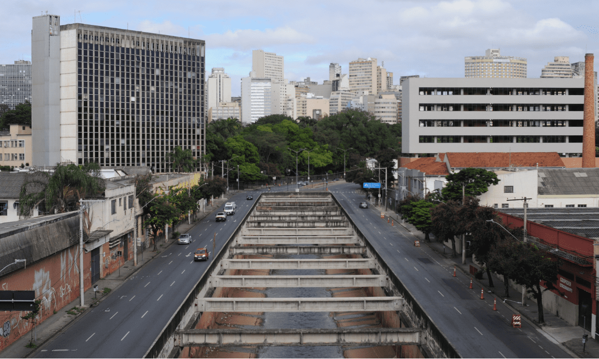 Um homem morreu, na madrugada desta sexta-feira (9/2), ao cair de bicicleta no rio Arrudas -  (crédito: Leandro Couri/EM/DA Press)