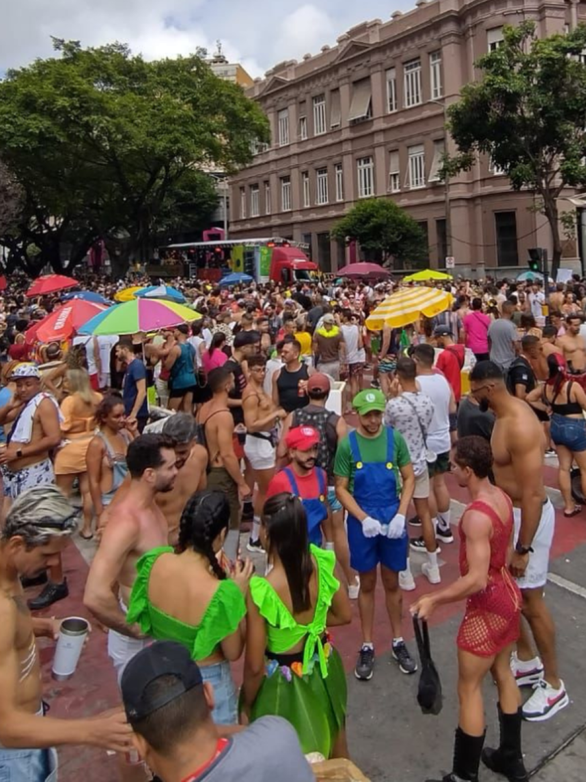Carnaval BH: Abalô-caxi usa verde e amarelo e apoia público LGBT