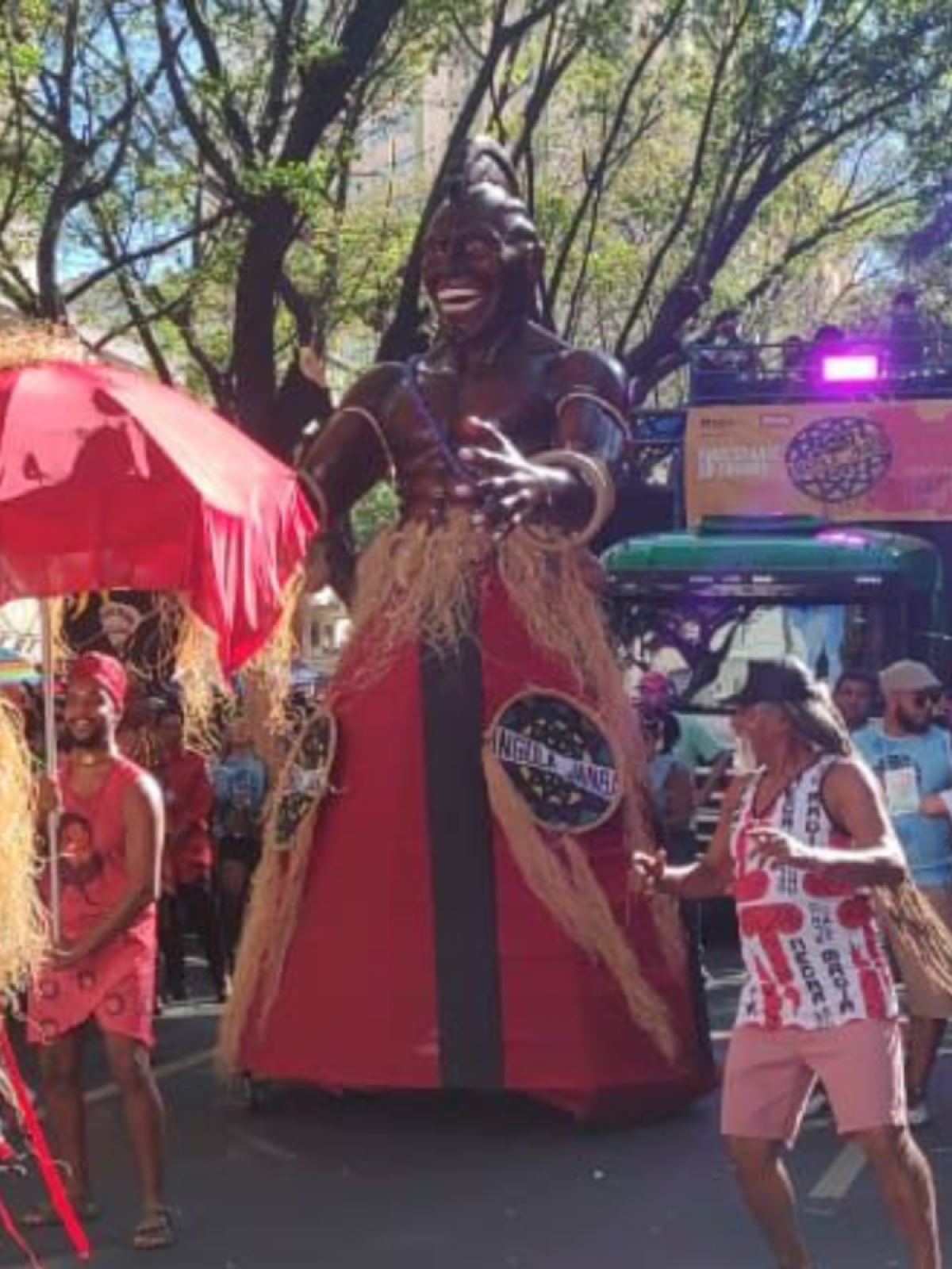 Carnaval BH: Bloco Angola Janga mistura folia e negritude
