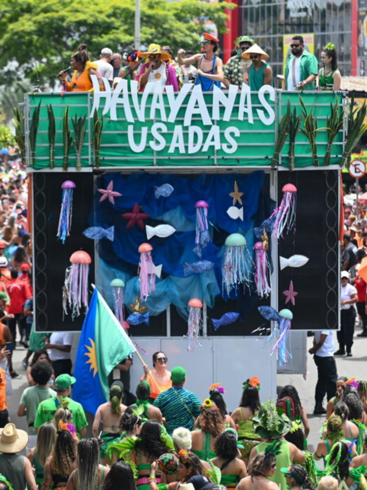 Carnaval BH: Havayanas Usadas mistura Minas com Bahia em desfile