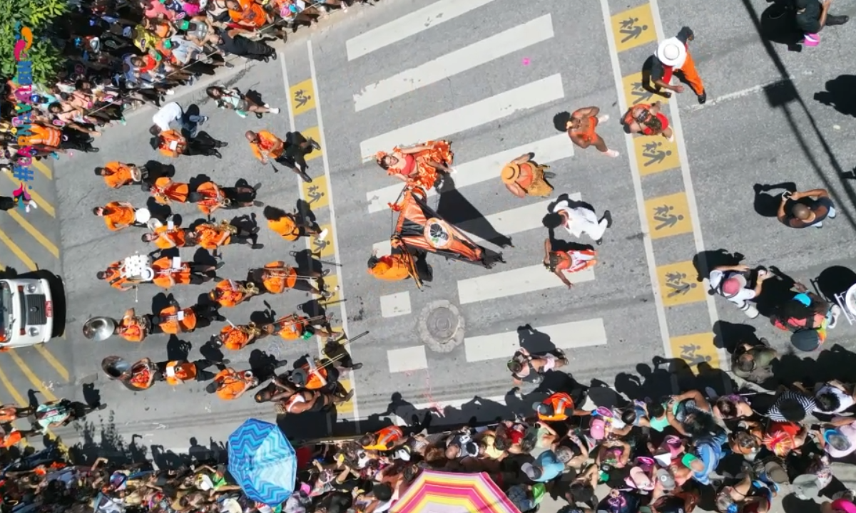 Bloco Magnólia desfila na Avenida Américo Vespúcio -  (crédito: @estev4m/ Esp. EM)