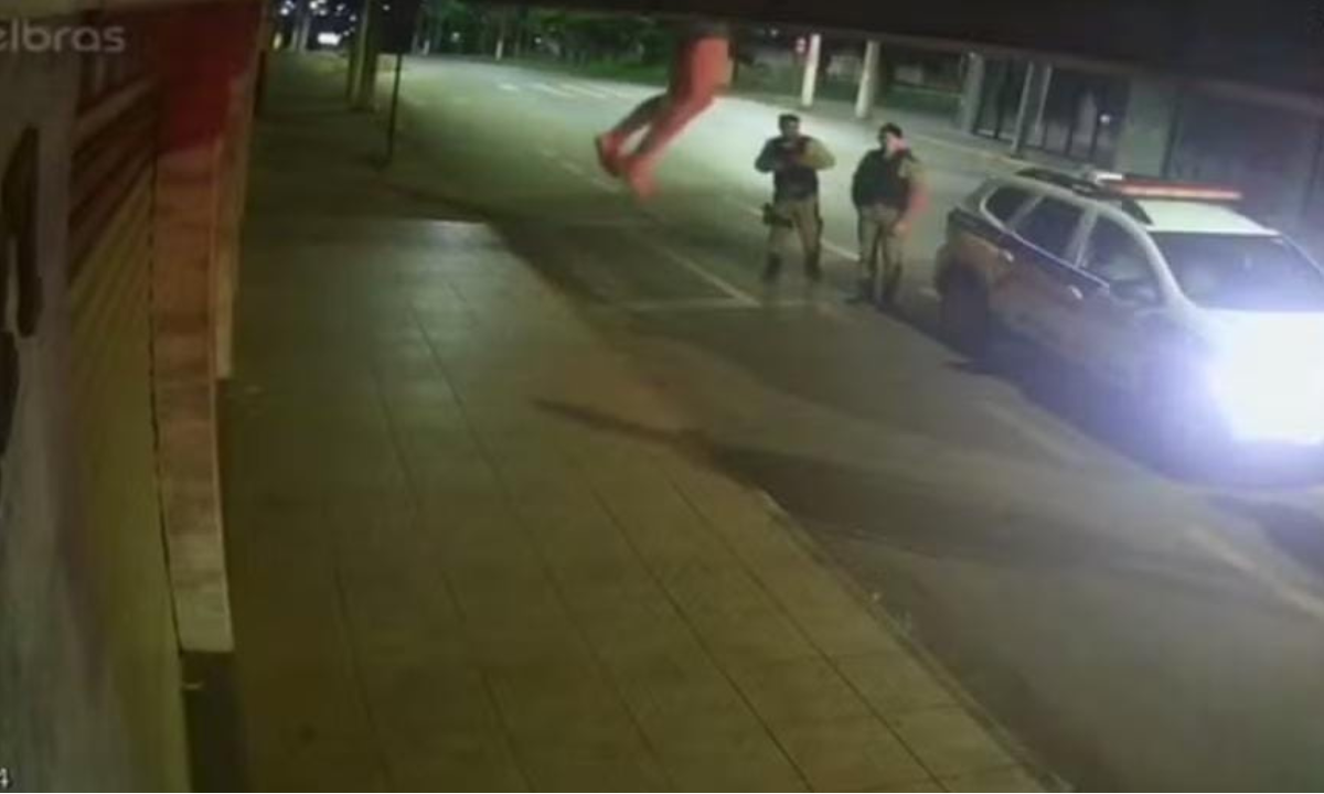 De acordo com a Polícia Militar (PM), o suspeito passou a ser procurado após duas vítimas relatarem o assalto -  (crédito: Reprodução/Redes sociais)