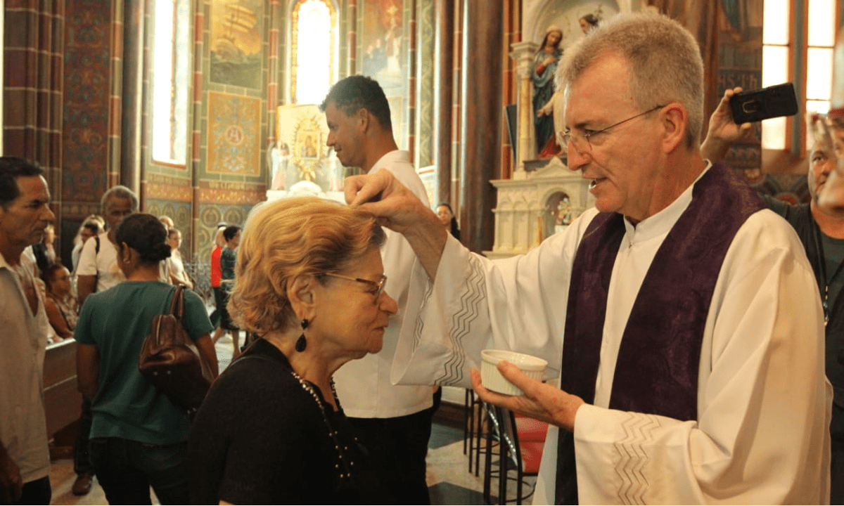 Muitas pessoas acordaram cedo para participar das missas no Santuário Arquidiocesano São José, no Centro de BH -  (crédito: Jair Amaral/EM/DA Press)