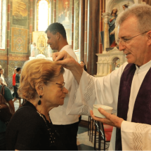 Fiéis participam de missas, em Belo Horizonte, com tradicional rito católico - Jair Amaral/EM/DA Press