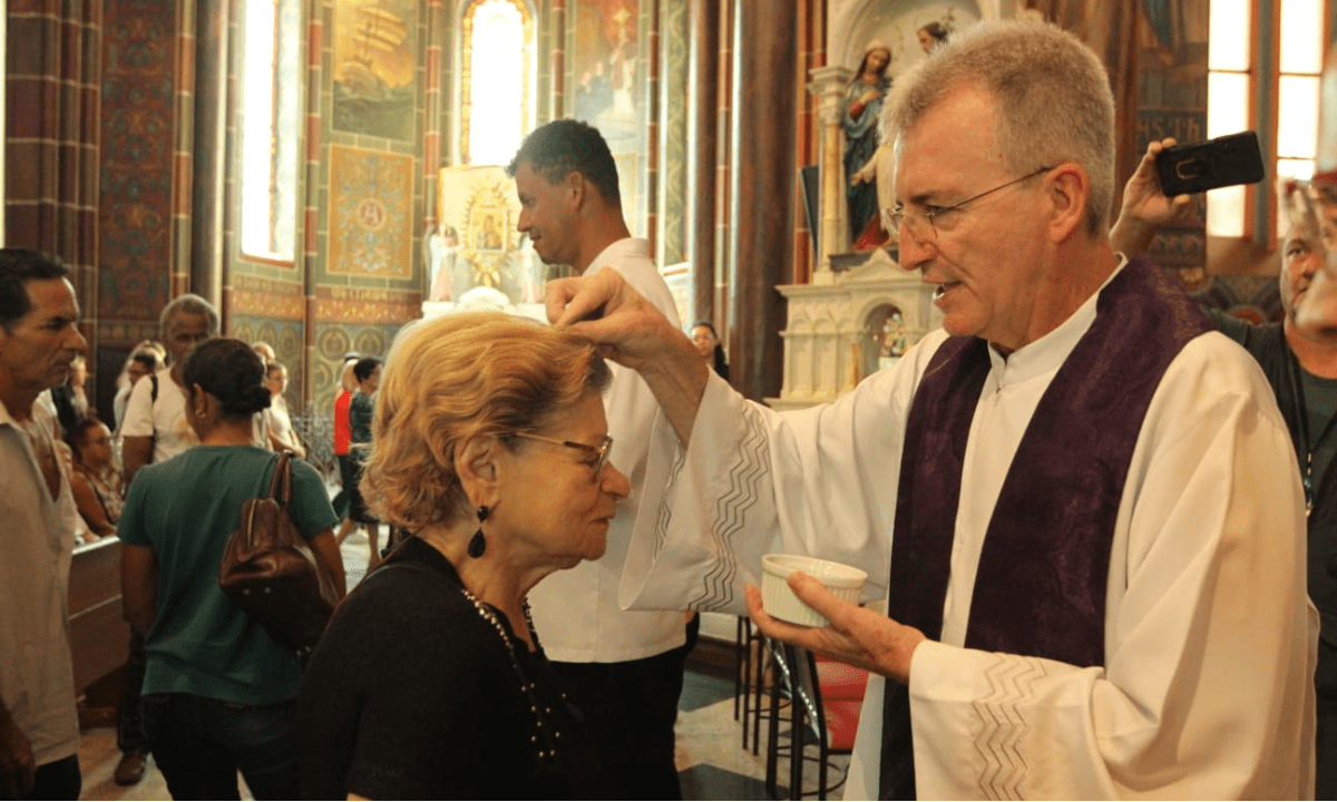 Fiéis participam de missas, em Belo Horizonte, com tradicional rito católico