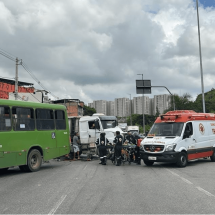 Acidente entre ônibus e caminhão deixa motorista ferido em Contagem - CBMMG