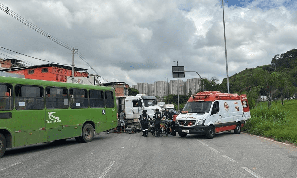 Acidente entre ônibus e caminhão deixa motorista ferido em Contagem