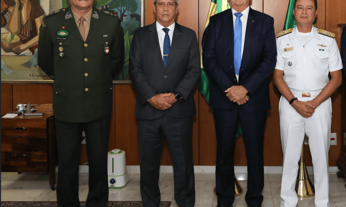 Generais Nogueira e Braga Netto (esq.), ex-presidente Bolsonaro e o almirante Garnier são investigados pela PF -  (crédito: Marcos Corrêa/Presidência da República)