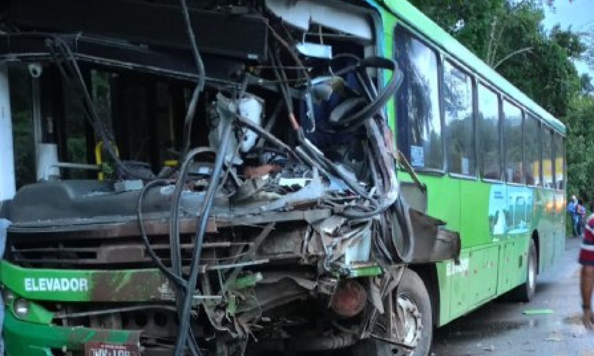 Motorista veio a falecer com o impacto da batida -  (crédito: CBMMG/Divulgação)