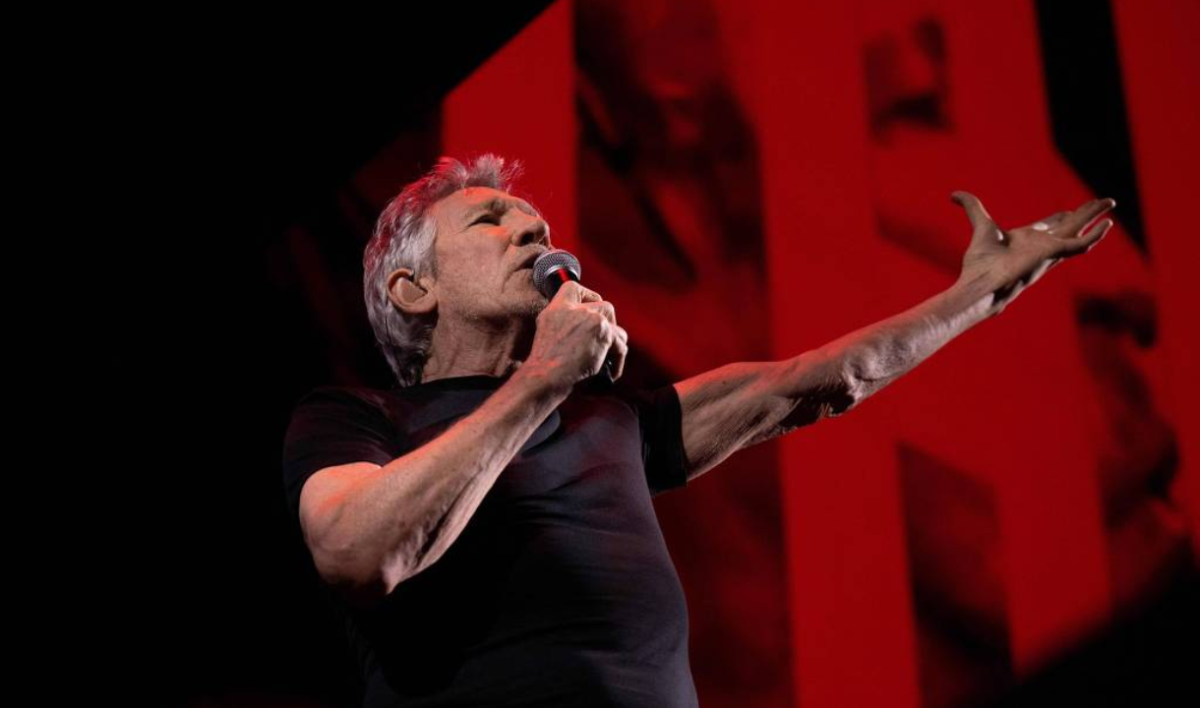 Roger Waters xinga Bono Vox por homenagem às vítimas do Hamas: 'Um grande merda'