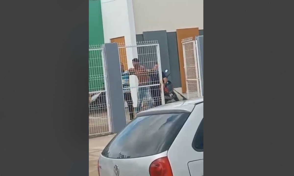 Homem que invadiu escola é preso pelos policiais  -  (crédito: Redes Sociais/Divulgação)