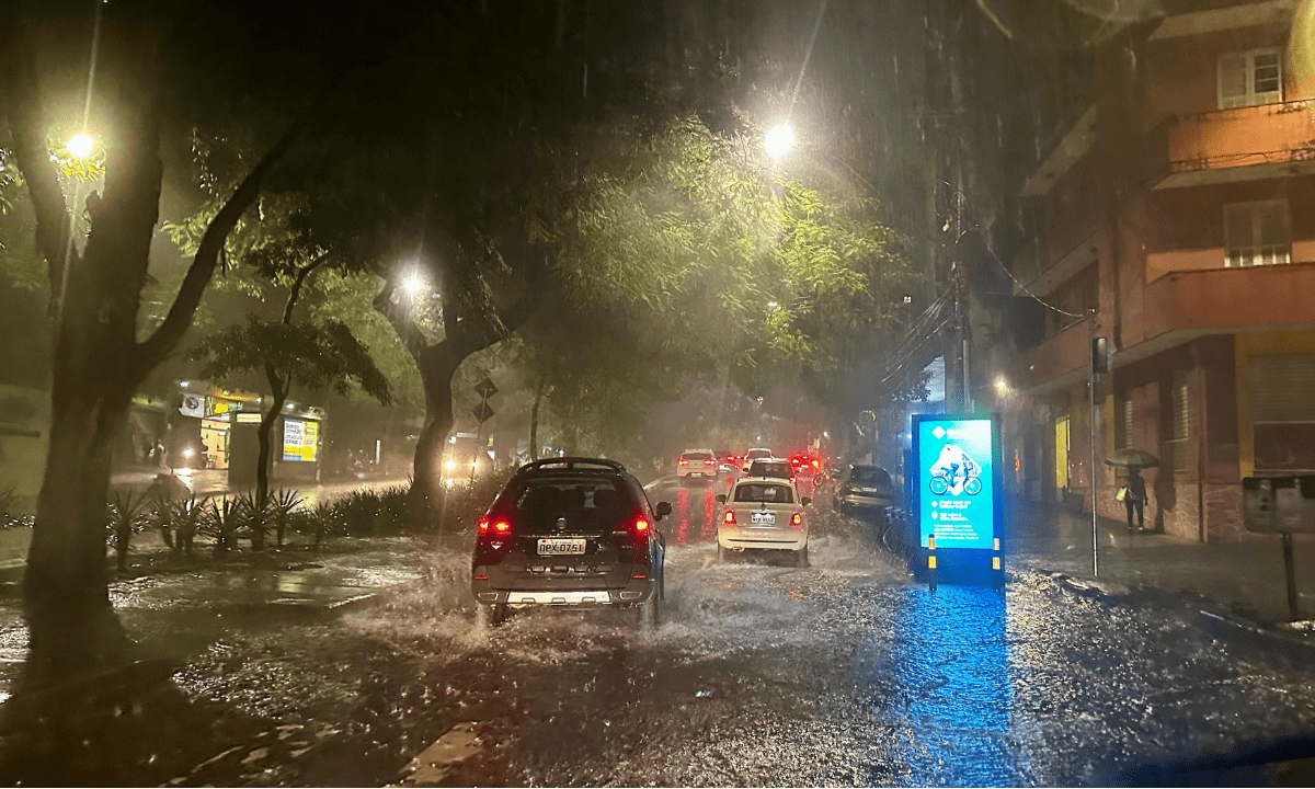 Chuva forte registrada na noite de terça-feira (20/2) na Região Centro-Sul de BH. Na imagem, cruzamento das avenidas Francisco Sales e Brasil, no bairro Santa Efigênia. -  (crédito: Ramon Lisboa/EM/DA Press)