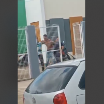 Homem entra armado em creche de Alagoas; veja vídeo da captura - Redes Sociais/Divulgação