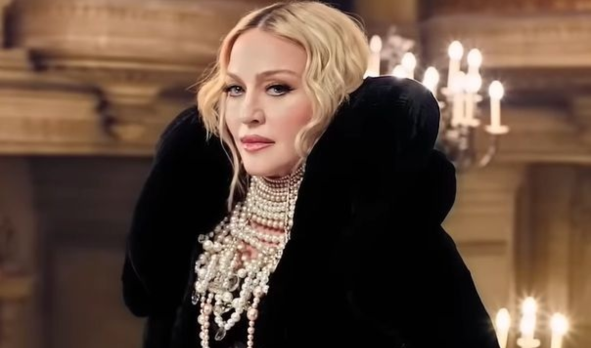 Madonna estrela e dirige comercial de banco brasileiro