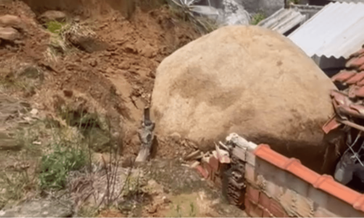 Pedra rolou em cima de casa em Aparecida (SP) -  (crédito: Defesa Civil de São Paulo)