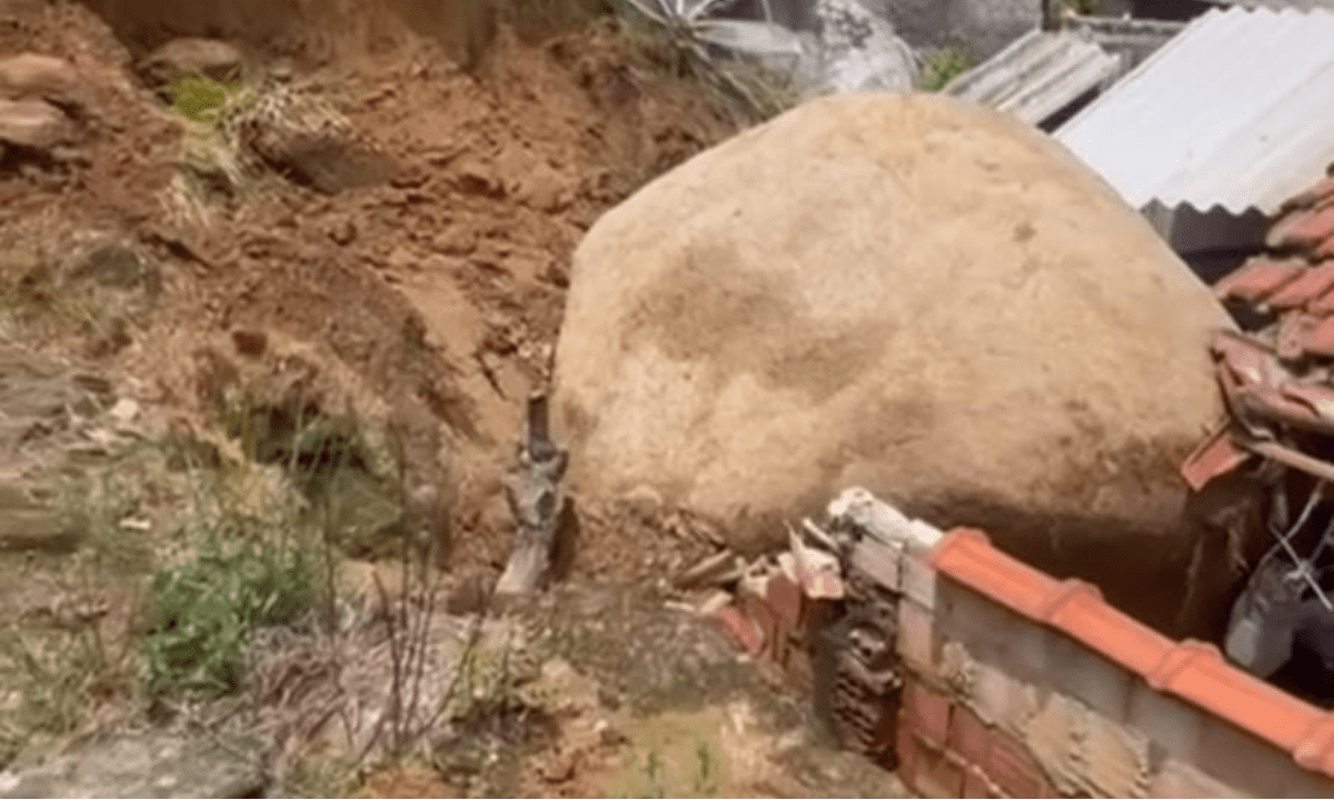 Pedra rola e destrói parte de casa após temporal em Aparecida (SP)