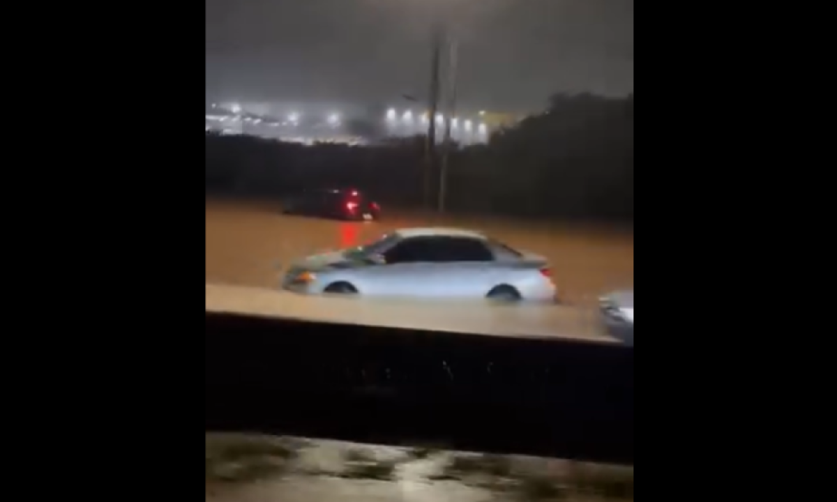 Carros ficaram submersos na BR-381 -  (crédito: Redes Sociais/Reprodução)
