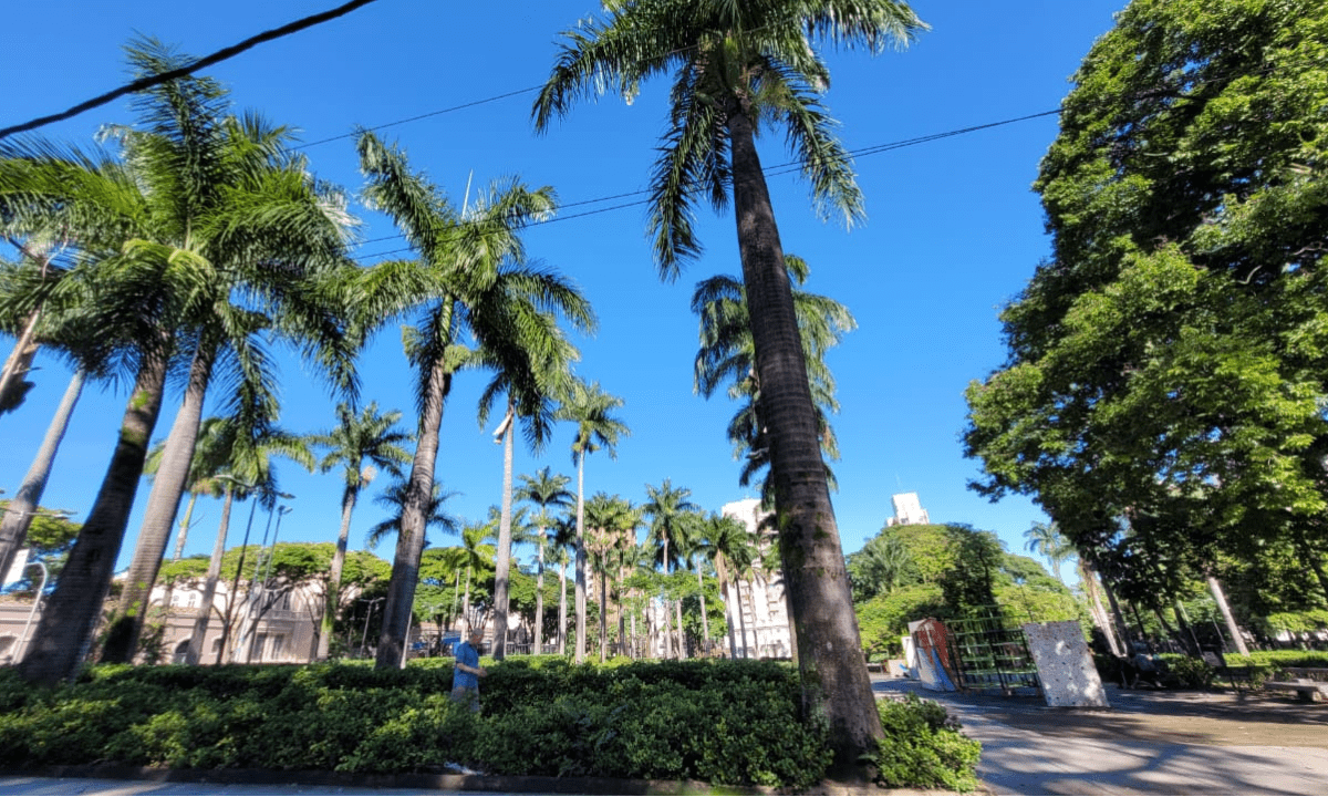 Temperaturas podem chegar a 32°C nesta terça-feira (27/2) em BH. Na imagem, Praça Floriano Peixoto, no bairro Santa Efigênia, Região Centro-Sul de BH -  (crédito: Gladyston Rodrigues/EM/DA Press)