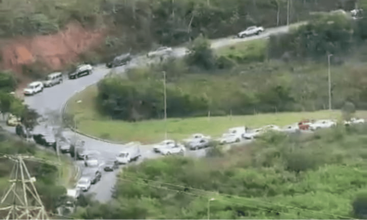 Trânsito em diversas vias próximas ao trevo do BH Shopping na manhã desta segunda (8/3)