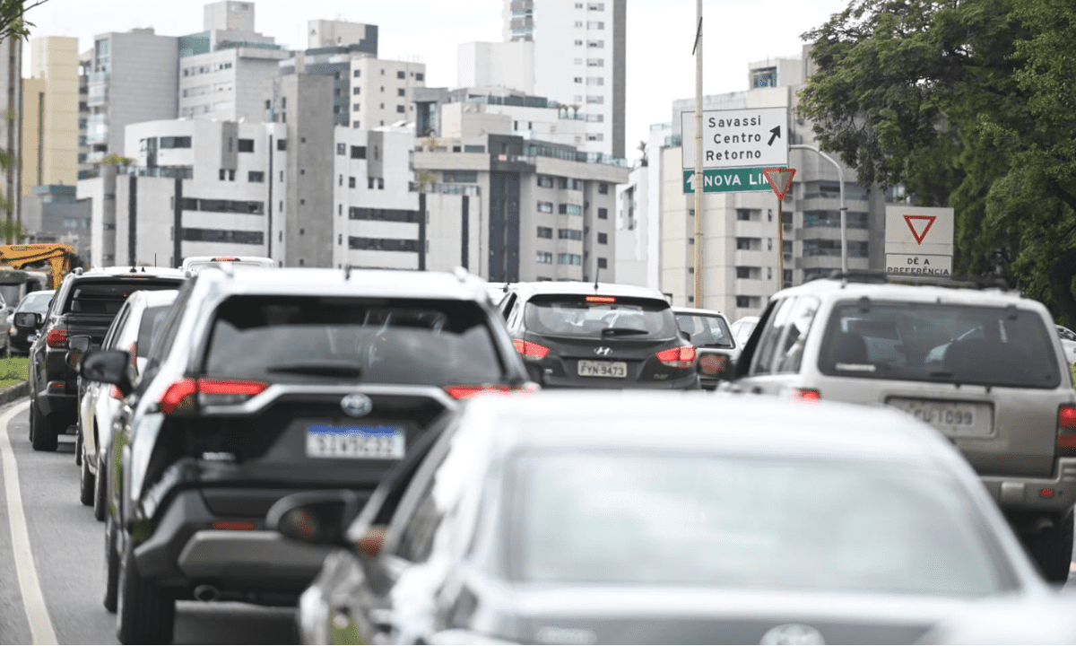 Trânsito lento no trevo do BH Shopping na manhã desta terça-feira (12/3) -  (crédito: Leandro Couri/EM/DA Press)
